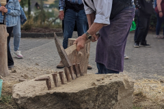 Manfred Dahm treibt die Eisen in einen Tuffstein