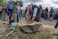 Manfred Dahm bringt die Eisen in die Keiltaschen ein
