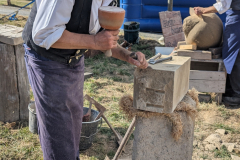 Johannes Montermann (Horschel) bearbeitet einen Tuffstein