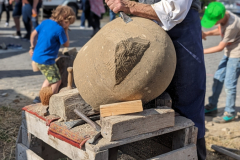 Hermann Hilger bearbeitet einen Tuffstein