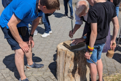 Jugendliche schauen Manfred Dahm aufmerksam zu