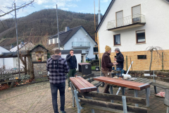 Alle bei der Arbeit.  Im Vordergrund links der Ortsbürgermeister David Fuhrmann, dahinter der 1. Beigeordnete, Marco  Kriechel.