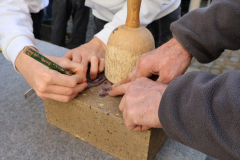 Das Motiv wird auf den Stein gezeichnet