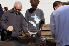Der erfahrene Steinmetz Michael Schmitt aus Weibern legt selbst Hand an