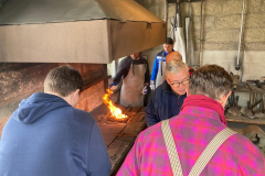 Das Feuer brennt, das Eisen kann geschmiedet werden.