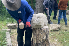 Der Stein wird bearbeitet.