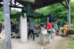 Unter dem Dach bei der Säge.