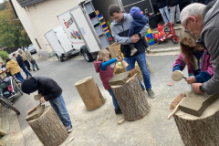 Jung und alt am Stein