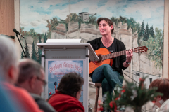 Drei Musikstücke präsentierte Sandra  in Mundart