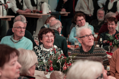 Küstler inmitten der Zuschauer.