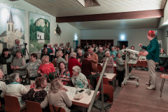 Jutta spielt mit seinem Publikum.