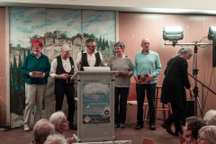 Die Künstler mit dem Moderator zum Abschlussfoto.