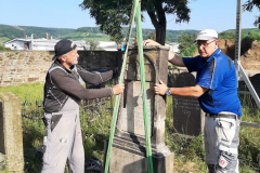 Horschel und Egon beim Aufstellen