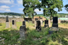 Neu aufgebaute Grabsteine