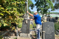 Egon Schumacher beim Setzen des Grabsteines