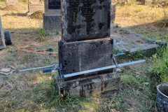 Dreiteiliger Grabstein mit zwingen fixiert