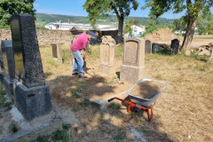 Schosch beim Verteilen des Mutterboden.
