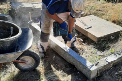 Egon an der Grabeinfassung