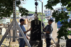 Schosch und Klaus beim Grabsteinsetzen