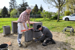 Egon und Manni beim Setzen der Bankauflagen.