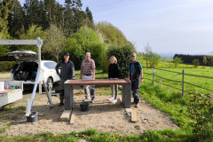 Der Tisch steht. Manfred Nürenberg, Egon Schumacher, Ortsbürgermeisterin Annette Winnen und Klaus Hilger.