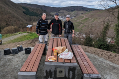 Drei Steinhauer nach getaner Arbeit.